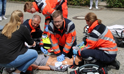 Der Rettungsdienst demonstrierte Erste-Hilfe-Maßnahmen.