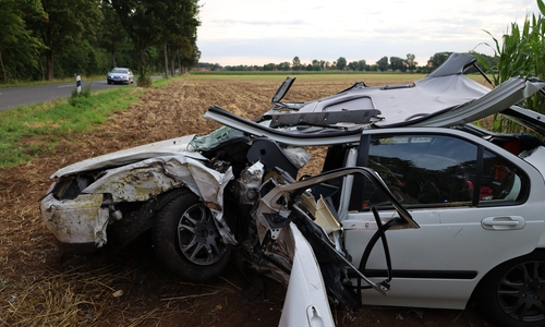 Die Frau musste aus diesem Wagen befreit werden.