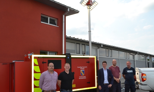 von links: René Plümecke (Fachdienstleiter Hochbau), Dennis Kopaniarz (Fachdienstleiter Personal, Organisation und Feuerwehr/Zivilschutz), Bürgermeister Tobias Grünert, Kai Hertweck (stellv. Ortsbrandmeister Vechelde/Wahle) und Sascha Dier (Gruppenführer Vechelde/Wahle).