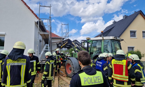 Ein Mann, der sich auf dem Gerüst befand, stürzte dabei in die Tiefe und wurde unter dem Gerüst begraben.
