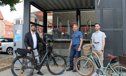 v.li.: Bürgermeister Malte Schneider, Thomas Hoffmann (Fachbereichsleiter Bauen und Umwelt) und Mitarbeiter Ferhat Kara freuen sich, dass die beiden Fahrradabstellboxen nun in Betrieb genommen werden konnten.