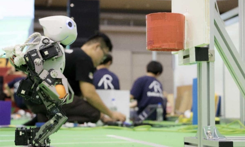 Roboter treten in verschiedenen Disziplinen gegeneinander an. Hier beim Robo-Basketball.