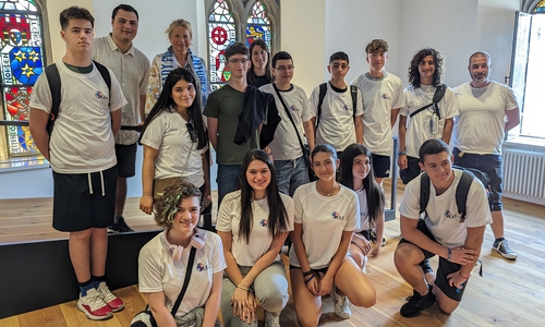 Ein Gruppenbild mit Oberbürgermeisterin Urte Schwerdtner (hintere Reihe, 3. V. li.) an historischer Stelle: Vor 17 Jahren wurde hier die Freundschaft zwischen Raanana und Goslar besiegelt.