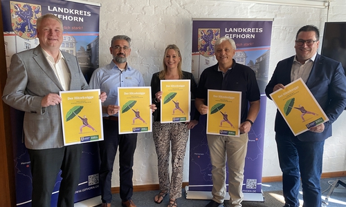 Kreisrat Rolf Amelsberg, Korhan Akal, Ina Schmidt, Amtsarzt Josef Kraft und Landrat Tobias Heilmann stellen den Hitzeknigge der Kreisverwaltung vor (v. li.). 