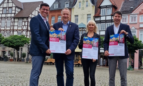 räsentierten das Programm des 17. Peiner Weinfestes: (v.l.) Jens Müller (Sparkasse HGP - Präsentator), Bürgermeister Klaus Saemann (Aufsichtsratsvorsitzender), Petra Aulich (Prokuristin Peine Marketing) und Marc-Rouven Hemmerich (Block am Ring Gruppe - Partner) 