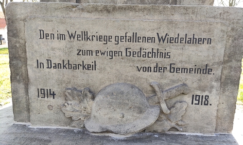 Die restaurierte Inschrift gibt Anlass für Spekulationen: Fehlt hier ein Wort oder nicht?