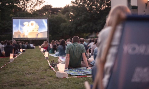 Besucher können an fünf Veranstaltungen kostenlos Filmklassiker auf großer Leinwand im Garten des Kunstverein Braunschweig e.V. genießen.  