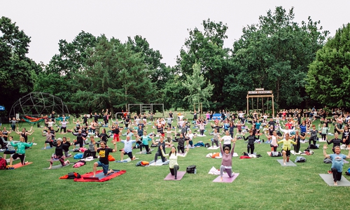 Der Bürgerpark stand am Donnerstag im Zeichen von Yoga.