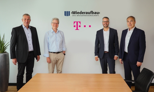 ›Wiederaufbau‹-Vorstände Torsten Böttcher und Heinz-Joachim Westphal, Jan Ulrich, Key Accountmanager Wohnungswirtschaft Telekom Deutschland und Rolf Wipperling, Local Fiber Head Telekom Deutschland (v. li.). 