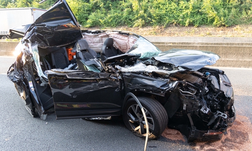 Das Auto wurde durch den Unfall komplett deformiert.