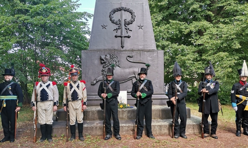 Die Aufstellung im Rahmen einer früheren Gedenkfeier vor dem Obelisken in Ölper. 
