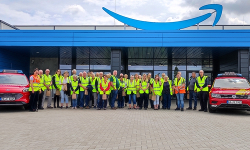 Die Altersabteilungen der Feuerwehren Helmstedt und Bad Harzburg vor dem Amazon-Logistikzentrum in Barmke.