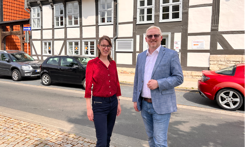 Nele Badeda und Falk Hensel vor der Freiwilligenagentur Wolfenbüttel, Reichsstraße 6.