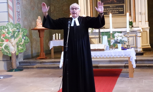 Der scheidende Seelsorger sprach noch einmal den Abschlusssegen.