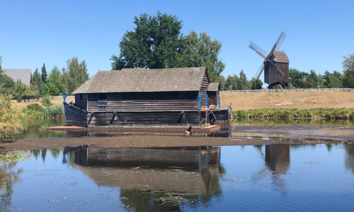 Die Schiffsmühle im Gifhorner Mühlensee lag wegen des niedrigen Wasserstandes 2022 auf dem Trockenen.