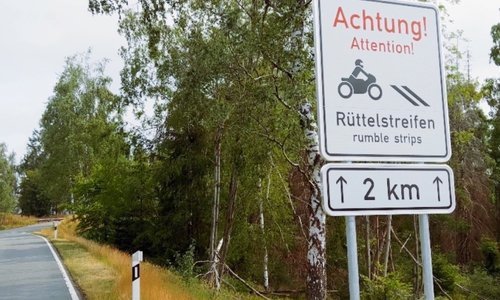 Dieses Schild weist auf die Rüttelstreifen hin.
