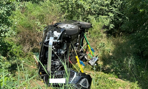 Das Auto landete neben der Fahrbahn und lag auf der Seite.