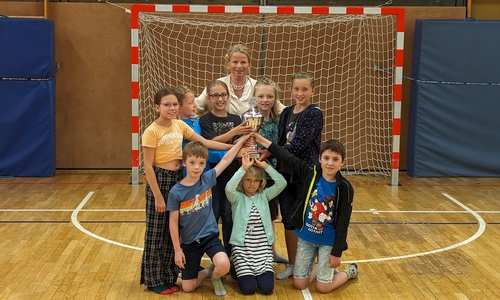 Die Klassensprecherinnen und Klassensprecher nehmen den Arcachon-Pokal von Oberbürgermeisterin Urte Schwerdtner entgegen.