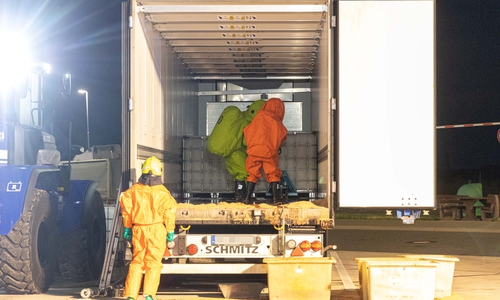 Ein LKW hatte eine unbekannte Flüssigkeit verloren, so dass Spezialkräfte anrücken mussten.