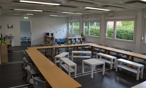 Die Innenansicht des neuen allgemeinen Unterrichtsraums an der Heinrich-Kielhorn-Schule in Vallstedt aus der Perspektive des Lehrkraft-Schreibtisches.