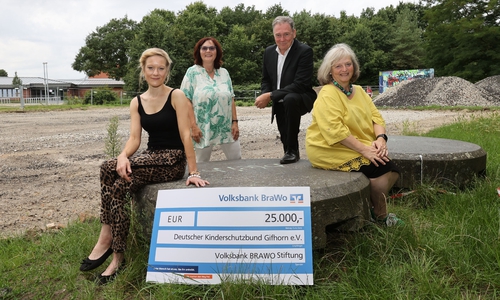  "Volksbank BraWo Stiftung_Spendenübergabe Skatepark_1": Thomas Fast, Vorstandsvorsitzender der Volksbank BraWo Stiftung, übergab den symbolischen Spendenscheck für den Aller-Skatepark Flute an Sozialpädagogin Johanna von Garrel (v.l.), Heidi Dudel, stellvertretende Vorsitzende des Kinderschutzbund Gifhorn, und Vorsitzende Claudia Klement auf dem Gelände des neuen Skateparks. 