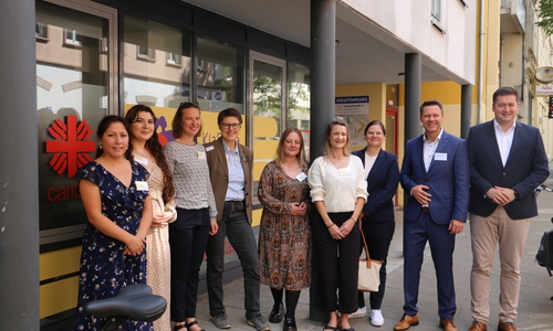Das Team von Klarissa mit Leiterin Natalya Draeger (dritte von links), der Gleichstellungsbeauftragen der Stadt Marion Lenz (vierte von links) Sozialdezernentin Dr. Christina Rentzsch (siebente von links) und Caritas Vorstand Dr. Marcus Kröckel, Oberbürgermeister Dr. Thorsten Kornblum (achter und neunter von links).