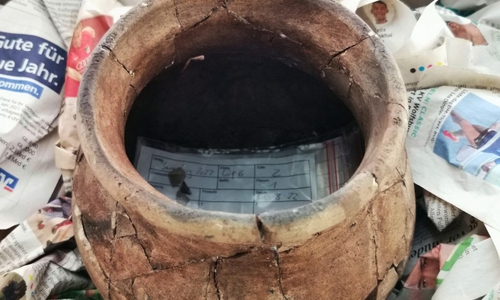 Der Krug wurde im letzten Jahr bei den Ausgrabungen in Einzelteilen gefunden. Zwischenzeitlich wurde dieser in mühevoller Kleinarbeit zusammengesetzt. Er stammt vermutlich aus einer Zeit um 1300.