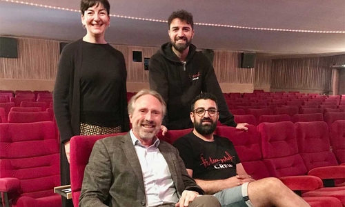 Freuen sich über die neue Kooperation: Camilla Petri (hinten links, Bücher Behr), Chyar Hesko (hinten rechts, Filmpalast), Martin Geißler (vorne links, Bücher Behr) und Bengin Hesko (vorne rechts, Filmpalast).