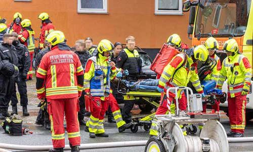 Der Verdächtigte wurde unter Begleitung der Polizei aus dem Haus gebracht.