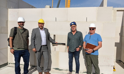  Stefan Krenge (staatliches Baumanagement), Gero Janze (Samtgemeindebürgermeister), Uwe Klinger und Bauleiter Holger Stößel.