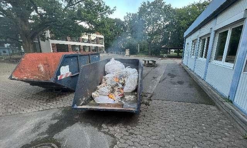 Der Bauschutt in einem Container wurde angezündet. Die Polizei ermittelt. 