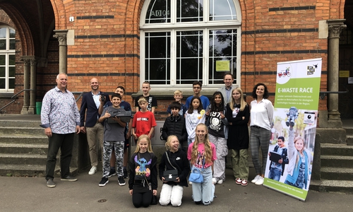 An der Realschule Georg-Eckert-Straße freuen sich die Schüler über den Beginn des E-Waste Races in Braunschweig.