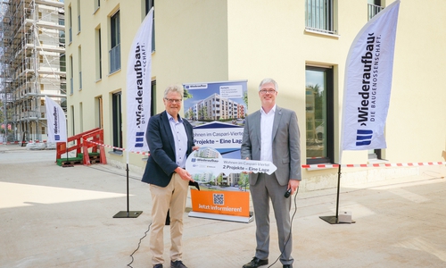 Die symbolische Schlüsselübergabe an Heinz-Joachim Westphal für ›Wiederaufbau‹ (l.) durch Geschäftsführer der Meyer Hochbau GmbH & Co. KG, Michael Bombeck, läutete nicht nur den Endspurt der Baumaßnahmen ein, sondern startete auch den offiziellen Vertriebsstart.