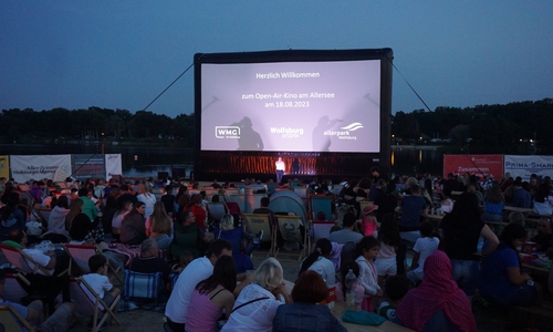 In Liegestühlen und auf mitgebrachten Decken nutzten bei gutem Wetter viele Filmfans jeden Alters die kostenfreie Veranstaltung.