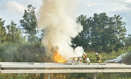 Die Feuerwehr konnte das Fahrzeug nicht mehr retten.