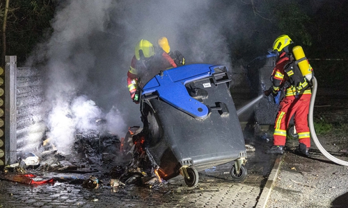 Gleich mehrere Container waren in Flammen aufgegangen.