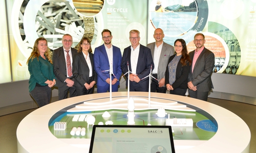 Das komplette Team hinter der Vertragsunterzeichnung (von links): Nina Knoblich, Verkauf Automobilindustrie, Salzgitter Flachstahl GmbH, Luis Frias, Manager Purchasing, Snop, Isabelle Weiss, Teamleiterin Verkauf Automobilindustrie, Salzgitter Flachstahl GmbH, Jan Selbach, Senior Director Purchsing, Snop, Eike Brünger, Geschäftsführer Vertrieb und Logistik, Salzgitter Flachstahl GmbH, Phillip Meiser, Direktor Vertrieb, Salzgitter Flachstahl GmbH, Alicia Lintl, Verkauf Automobilindustrie, Salzgitter Flachstahl GmbH, Per Oltmanns, Technische Kundenberatung Autozulieferer, Salzgitter Flachstahl GmbH. 