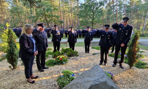 Vertreter der Feuerwehren und Politik legten Kränze und Schalen für die verstorbenen Kameraden nieder.