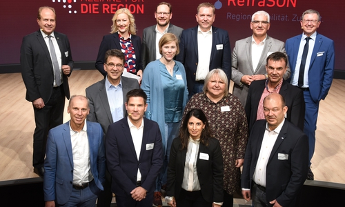 Referenten und Gäste bei der Auftaktveranstaltung des Projekts im Oktober 2022, 1. Reihe (v.l.): Prof. Dr. Stefan Bratzel, Thomas Ahlswede-Brech, Daniela Cavallo, Matthias Wilhelm; Mitte (v.l.): Dr. Olaf Arndt, Garnet Alps, Eva Stassek, Prof. Dr. Andreas Rausch; hinten (v.l.): Gerhard Radeck, Moderatorin Carmen Hentschel, Thomas Krause, Matthias Disterheft, Wendelin Göbel und Armin Maus.