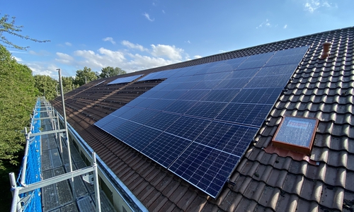 Auf dem Dach der Wilhelm-Raabe Schule wird eine PV-Anlage installiert.