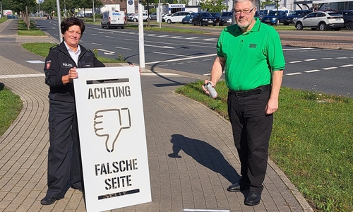Gemeinsam mit der Verkehrssicherheitsberaterin der Polizei, Kathrin Lacey, sprühte Markus Müller von der Verkehrswach Piktogramme auf den Radweg. 