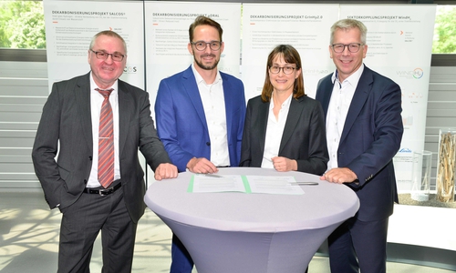 Bei der Vertragsunterzeichnung (von links): Luis Frias, Manager Purchasing Steel Trading, Snop Automotive Cologne GmbH, Jan Selbach, Senior Director Purchasing, Snop Automotive Cologne GmbH, Isabelle Weiss, Teamleiterin Verkauf Automobilindustrie, Salzgitter Flachstahl GmbH, Eike Brünger, Geschäftsführer Vertrieb und Logistik, Salzgitter Flachstahl GmbH.
