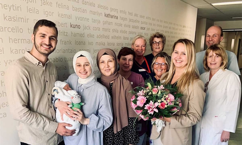 Jubiläumsbaby Said Akin verschläft das erste Fotoshooting seines Lebens. Eltern, Großmutter und das Helios Team sind glücklich, dass er da ist.