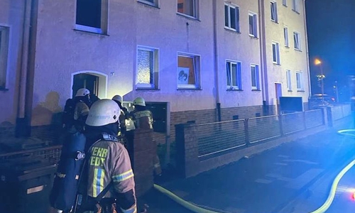 Die Feuerwehr machte in einer der Wohnungen eine schlimme Entdeckung.