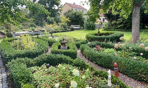 Familie Sydow verbindet ihren Beitrag zur „Offenen Gartenpforte“ in diesem Jahr mit einer Spendenaktion zugunsten des HospizZentrums. An diesem schönen Ort kommen 600 Euro zusammen.