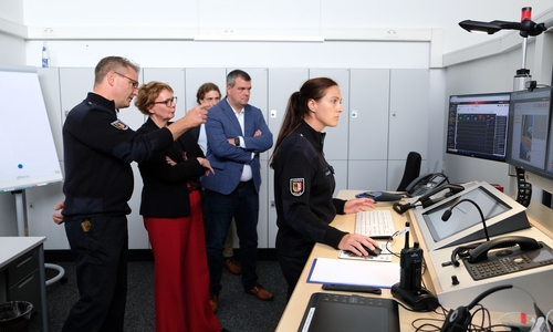 Dr. Tobias Steffen, Ärztlicher Leiter des Goslarer Rettungsdienstes, Ministerin Daniela Behrens und Landrat Dr. Alexander Saipa (von links) blicken Telenotärztin Dr. Friederike Schlingloff (rechts) bei der Arbeit über die Schulter. 