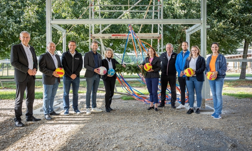  Kai-Uwe Hirschheide (Erster Stadtrat und Stadtbaurat), Timo Kaupert (Vorsitzender StadtSportBund Wolfsburg e.V.), Christian Röckelein (Mitarbeiter McArena GmbH), Dennis Weilmann (Oberbürgermeister Stadt Wolfsburg), Claudia Kayser (Leiterin der Direktion Wolfsburg der Volksbank BraWo), Monika Müller (Dezernentin für Soziales, Gesundheit, Klinikum und Sport), Rüdiger Adamczyk (Vorsitzender SSV Vorsfelde), Lars Buchholz (BraWoBau GmbH), Laura Schwarz (BraWo McArenas GmbH) und Meike Krenz (Geschäftsführerin BraWo McArenas GmbH) beim offiziellen Richtfest der BraWo McArena in Wolfsburg-Vorsfelde.  