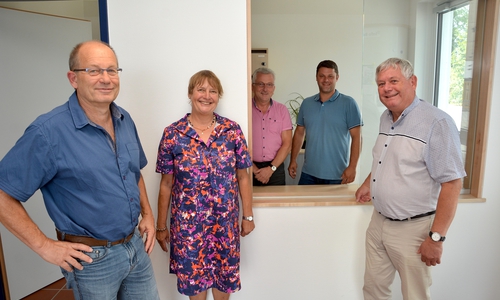 Hier am neuen Empfang soll der zusätzliche Arbeitsplatz entstehen. Darüber freuen sich (vorn von links) Lebenshilfe-Vereinsvorsitzender Joop van den Heuvel sowie die Spender Monika und Andreas Eggers, hinten von links Bereichsleiter Joachim Kowol und Felix Grimme, der Leiter der Werkstätten in Fümmelse. 