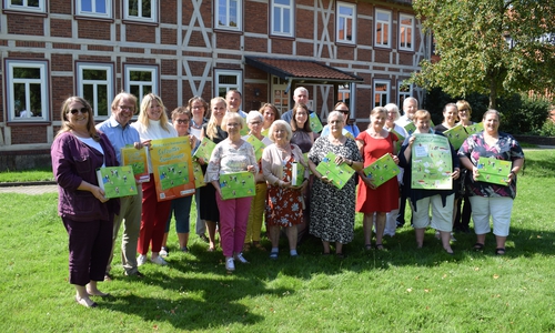 Präsentierten gemeinsam mit den Babybegrüßerinnen die „Salzgitter Sammelmappe“: Fachdienstleiterin Elke Ferfers (links), Stadtrat Dr. Dirk Härdrich (2. v. links), Anna Koch (3. v. links), Prozessbegleiterin Simone Welzien (hinten 5. v. links), Jugendhilfeausschuss-Vorsitzender Michael Letter (hinten 7 v. links), Nicole Palm (vorne 2. v. rechts).