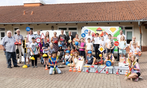 Grundschule am Dürerring: Das "Roter-Ritter-Mobil" wird übergeben.